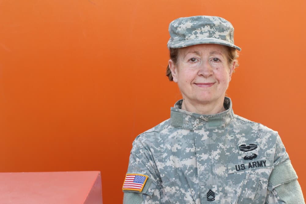 mulher com roupa militar dos EUA sorrindo