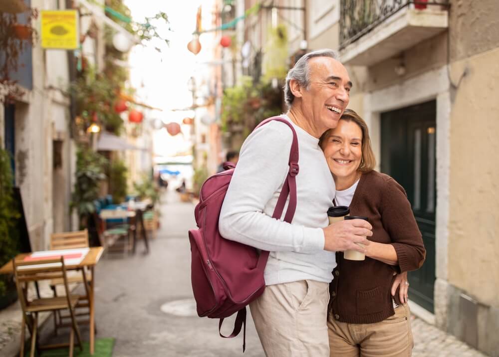 Um homem e uma mulher abraçando-se e sorrindo.