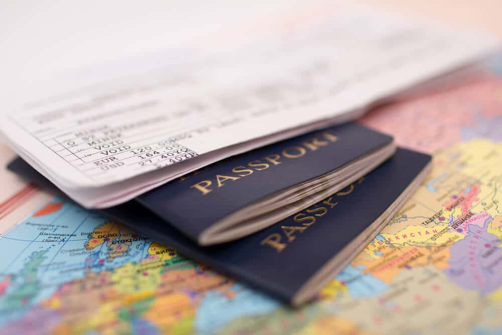 Um mapa sobre uma mesa com documentos de passaporte em cima
