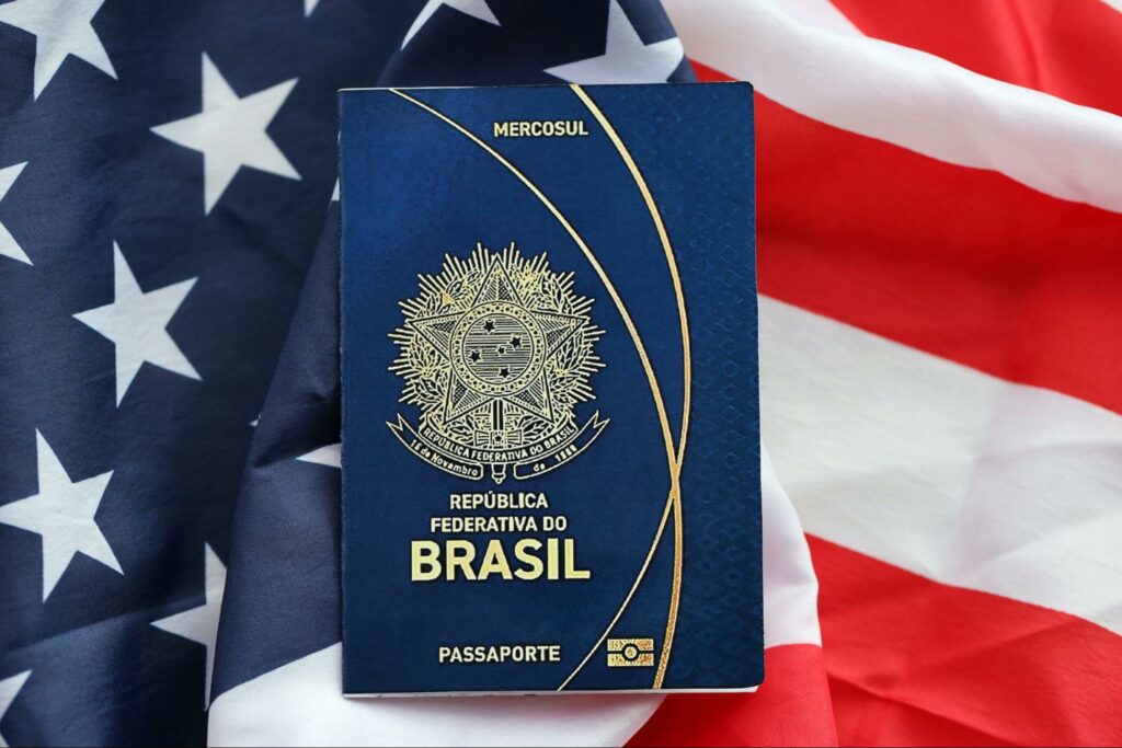 Imagem de visto brasileiro em cima de uma bandeira dos EUA