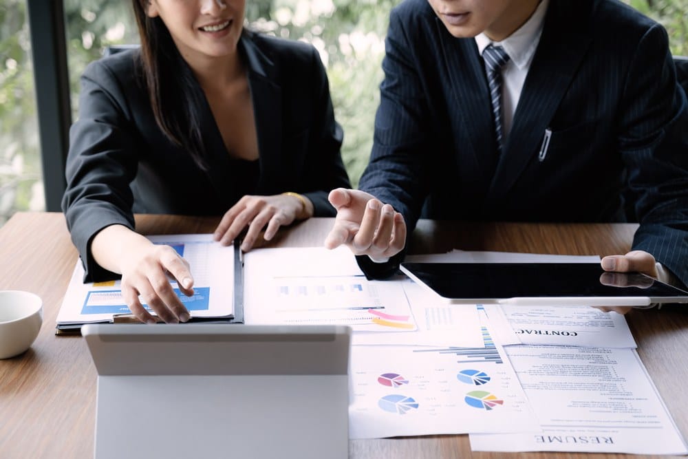 Dois empreendedores abrindo empresa offshore