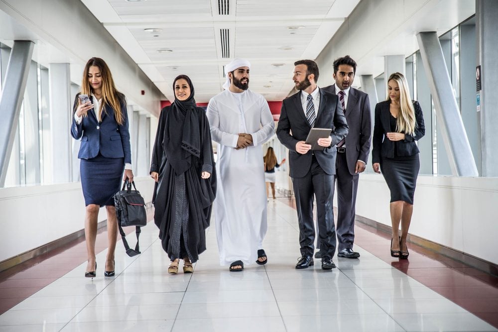 Executivos andando com Sheik em Dubai