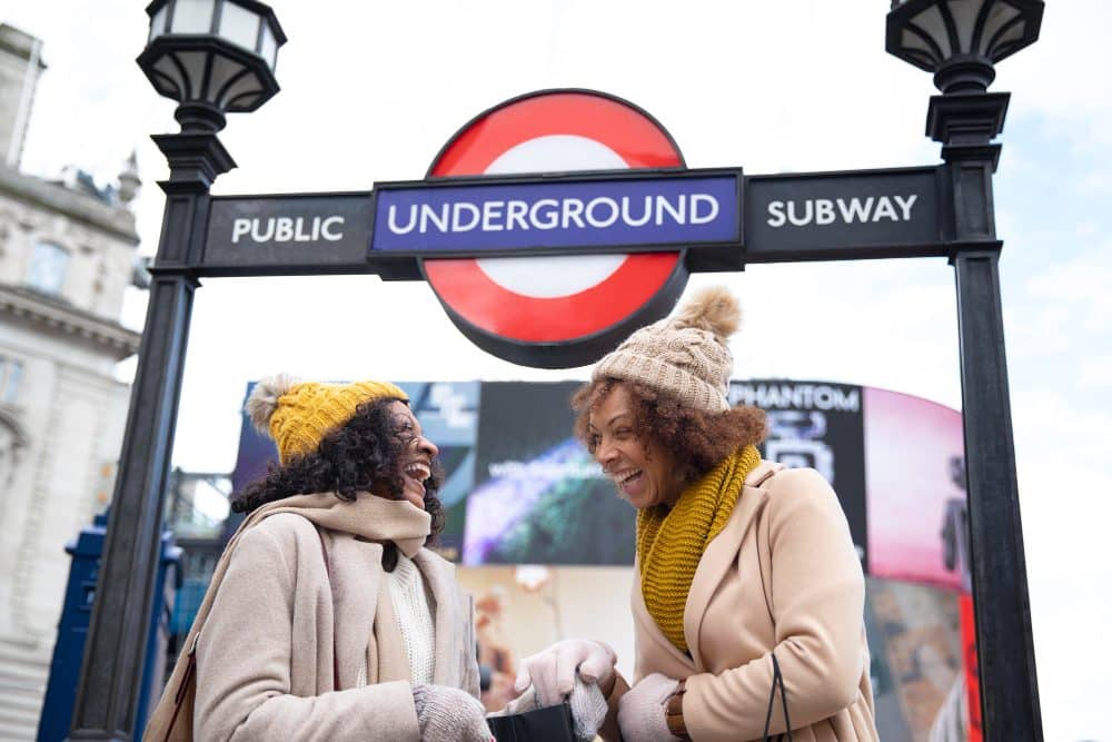 Duas mulheres com roupas de frio na inglaterra