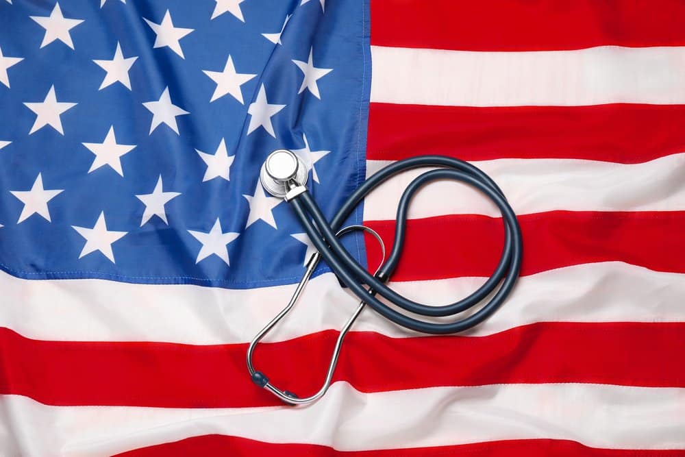 Bandeira dos estados unidos com equipamento médico em cima