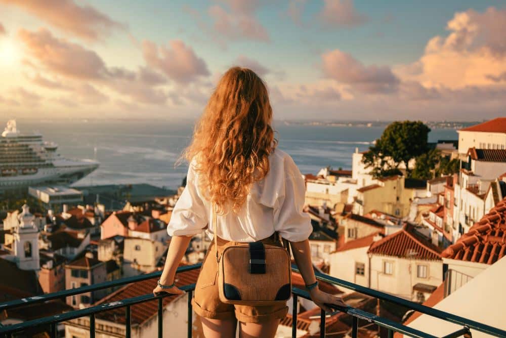 Mulher olhando a vista de Portugal pensando como abrir empresa em portugal