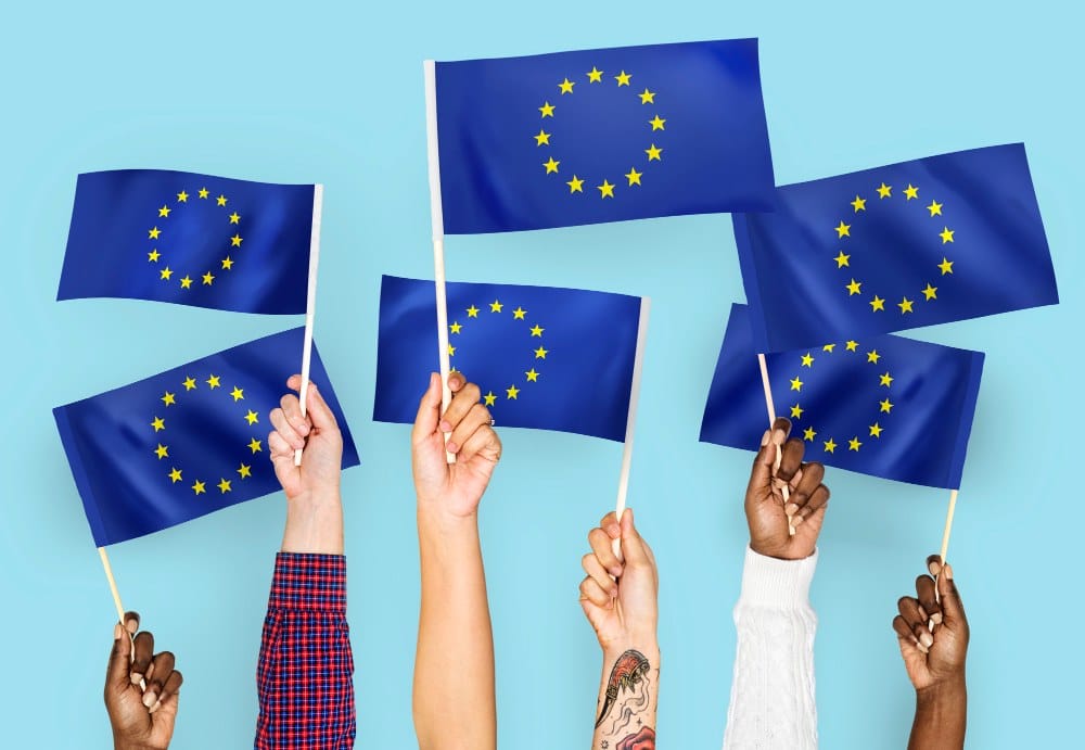 Pessoas com bandeiras nas mãos representando a cidadania europeia