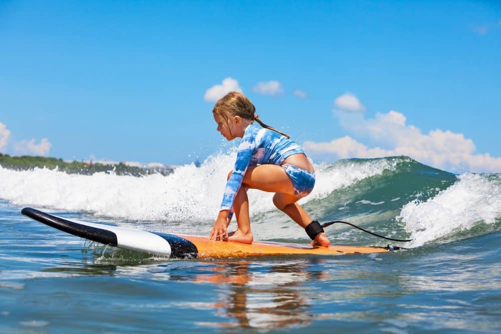 Pessoa surfando na Austrália um dos melhores países para imigrar
