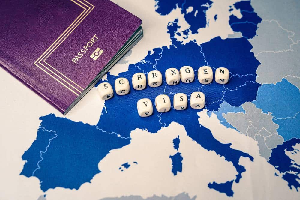 Mapa com passaporte simbolizando o visto para europa
