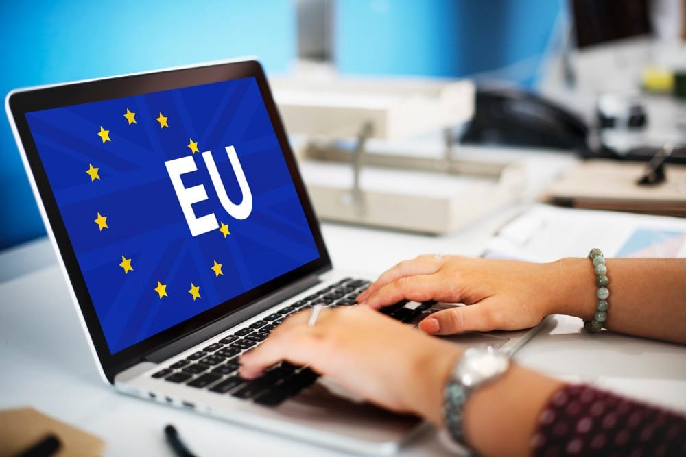 Pessoa no notebook pesquisando sobre a cidadania europeia
