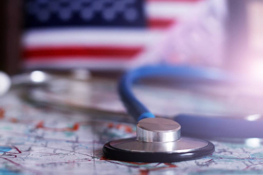 Bandeira dos eua, mapa e equipamento de saúde representando como ser medico nos eua