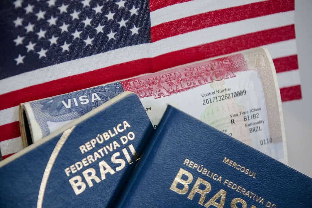 Bandeira dos EUA e passaporte simbolizando os documentos para tirar o cpf americano
