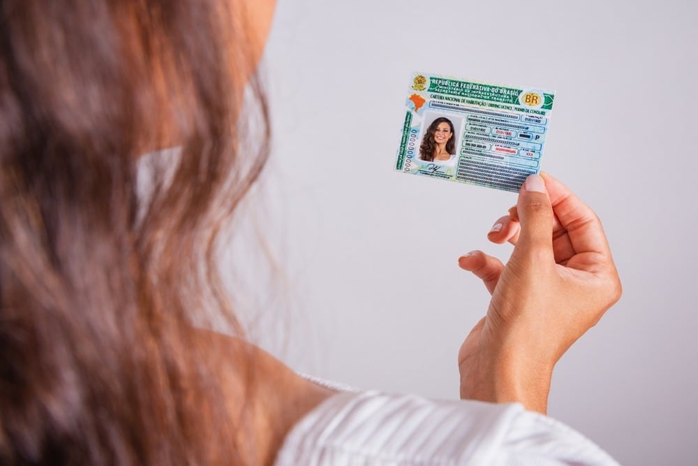 Mulher com a carteira de motorista nos EUA na mão