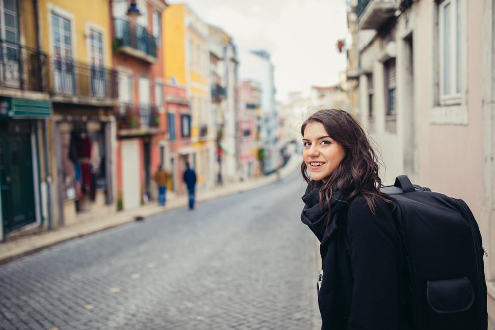 Pessoa na rua feliz por morar fora do brasil
