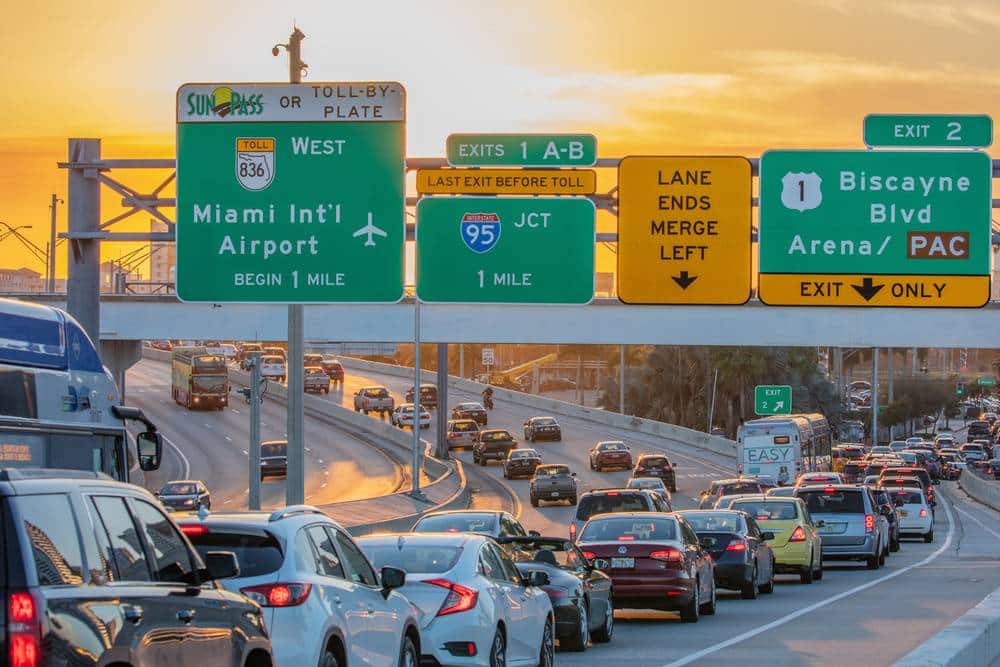 Visão do transito de uma rua de miami representando como é morar em miami