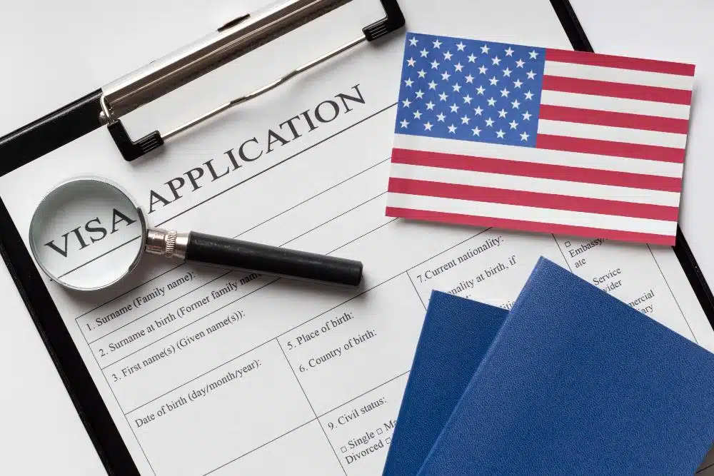 Passaporte e formulários representando a obtenção do visto k1 